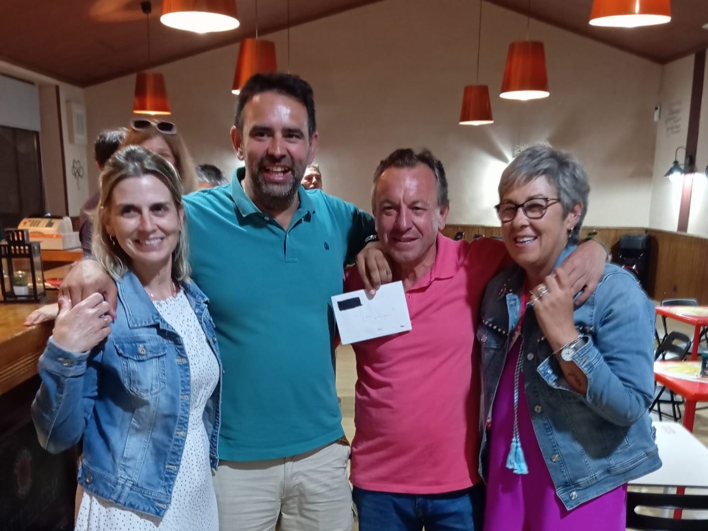 Entrega de premio durante la VI Edición de la Tarde de Mus